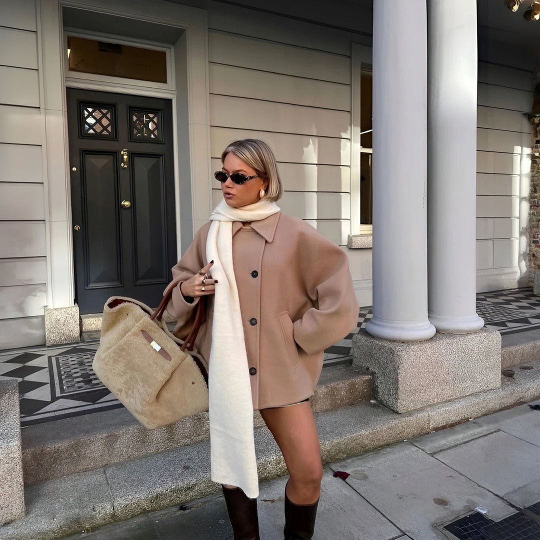 Anna's elegant oversized coat for every occasion