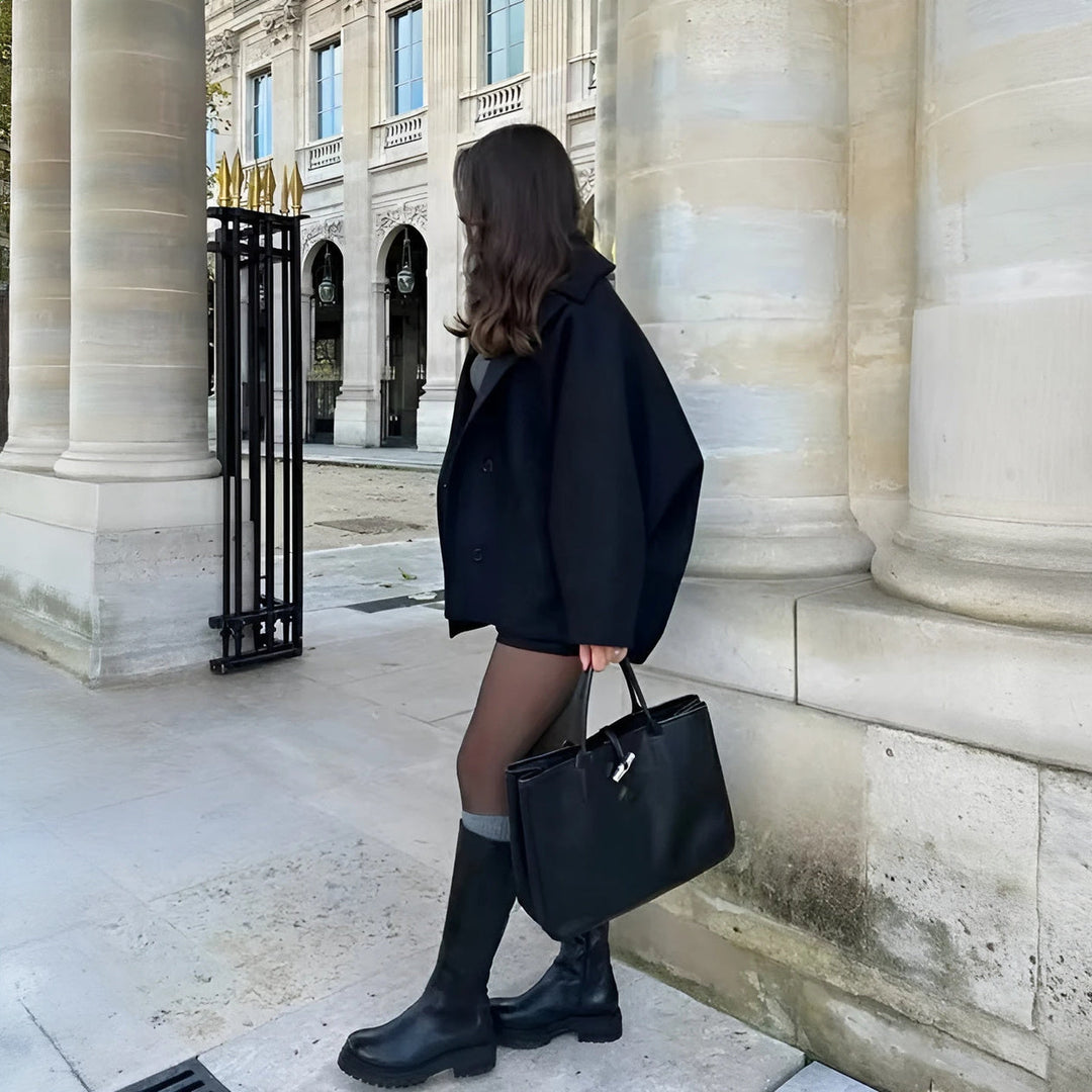 Anna's elegant oversized coat for every occasion