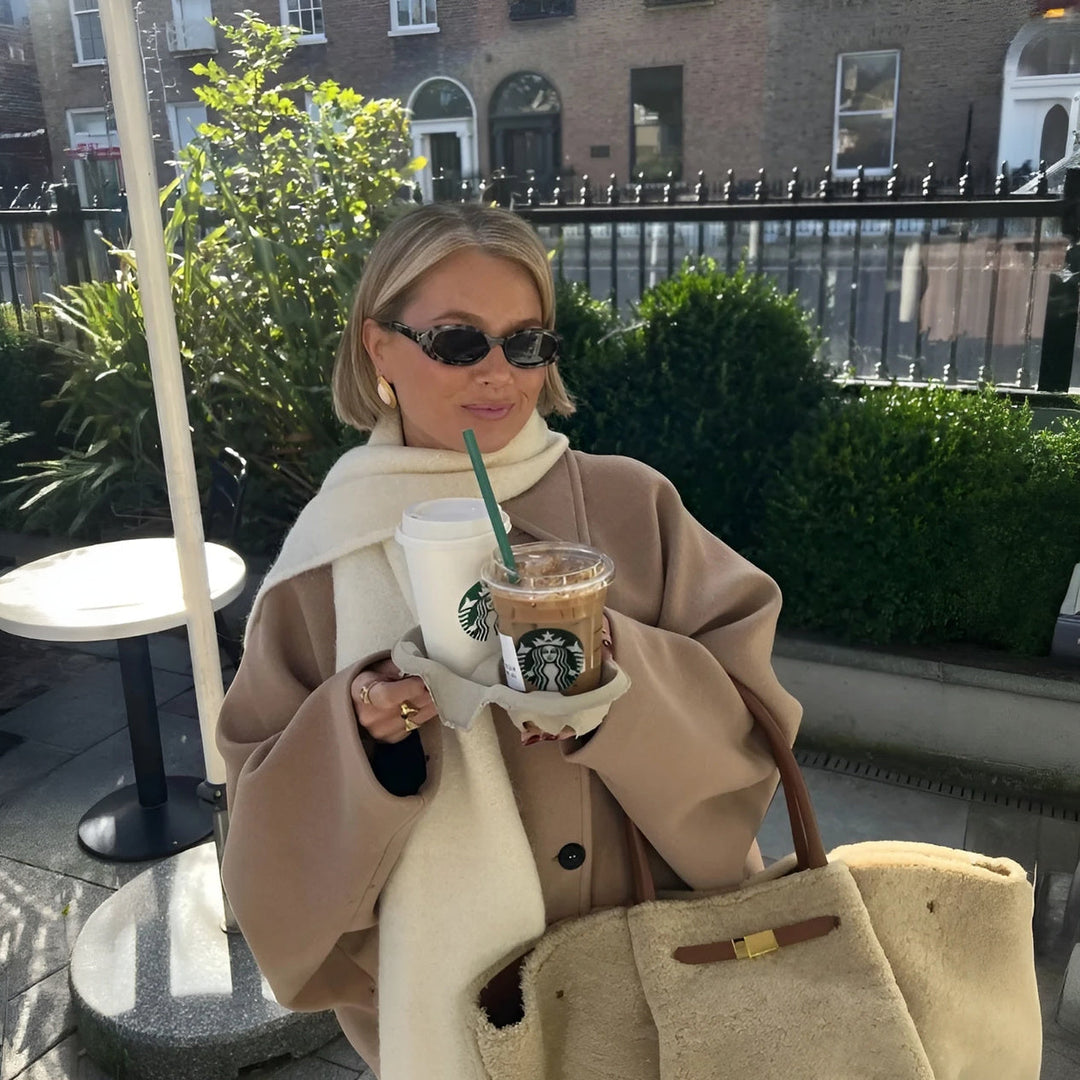 Anna's elegant oversized coat for every occasion