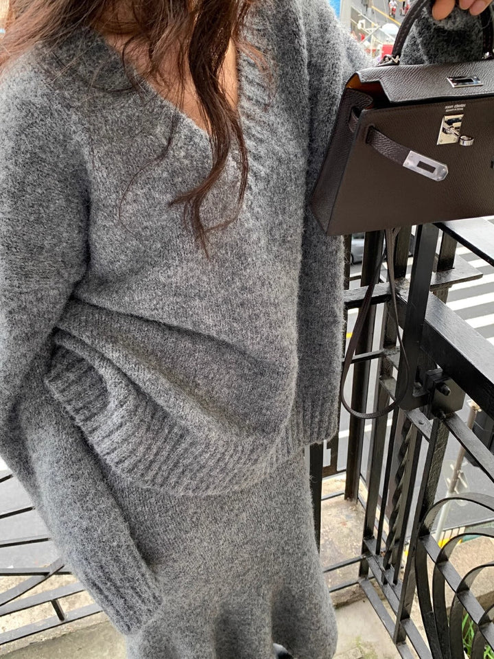 Lena | Elegant knit set: V-sweater & midi skirt