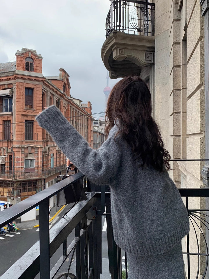 Lena | Elegant knit set: V-sweater & midi skirt