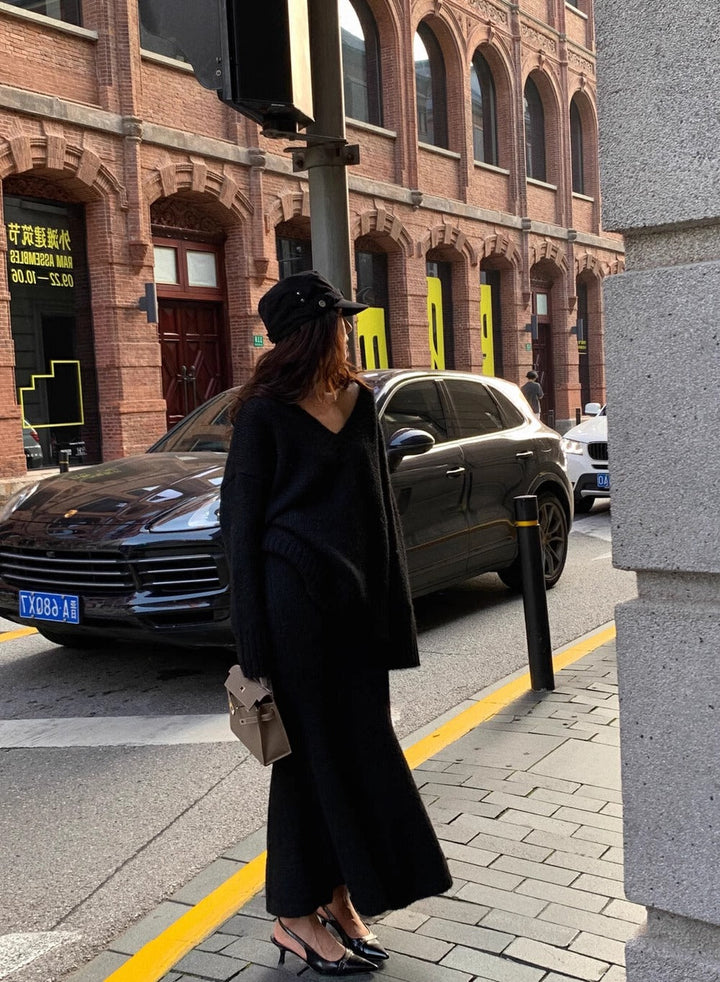 Lena | Elegant knit set: V-sweater & midi skirt